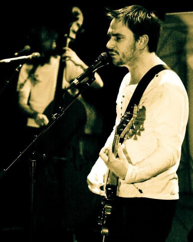 Gaël, chanteur du groupe {Blake}, en concert